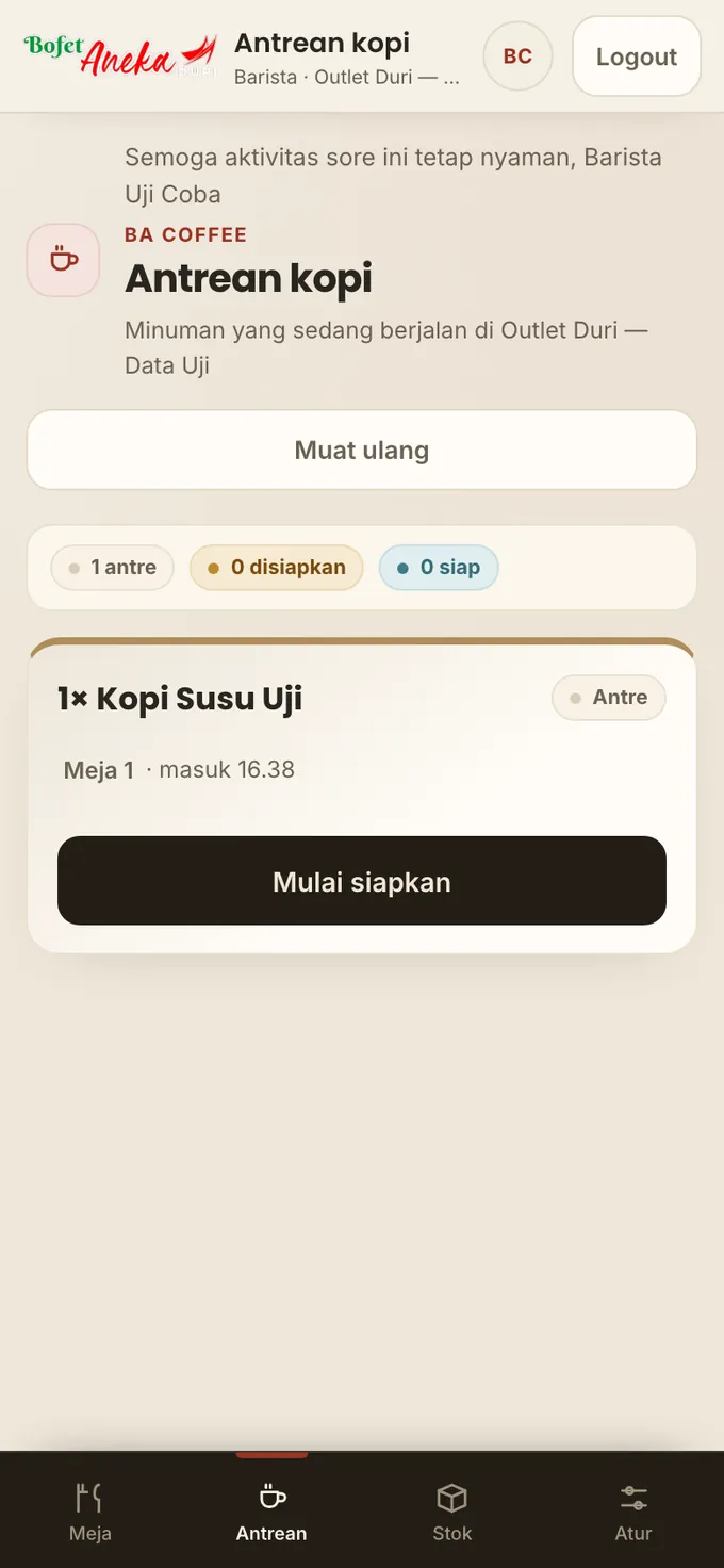 Antrean kopi pada ponsel dengan satu minuman menunggu disiapkan