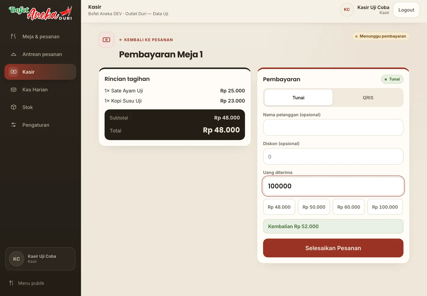 Layar pembayaran kasir dengan rincian tagihan, metode tunai, dan kembalian